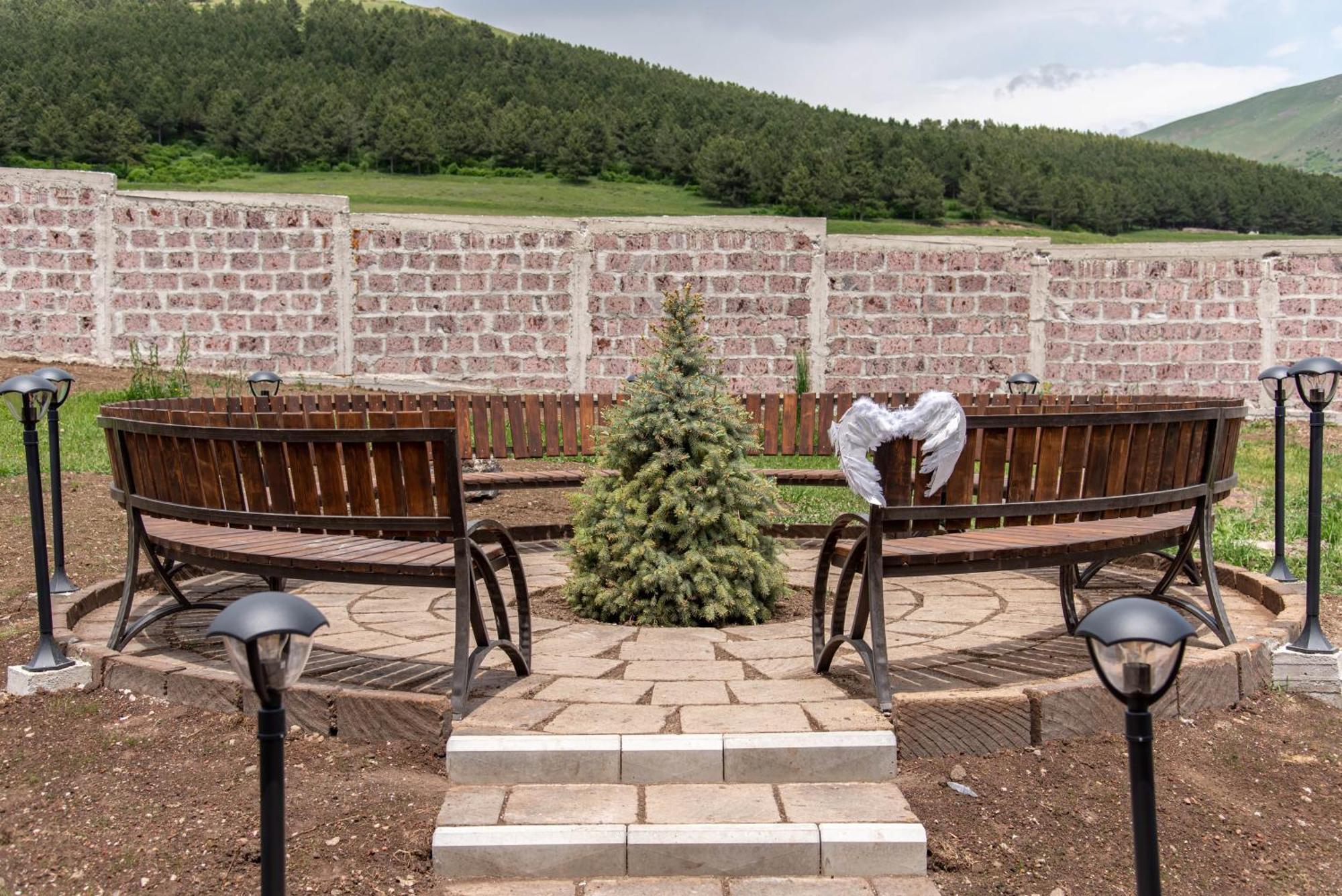 Guest House With Mountain View In Aparan Exteriör bild