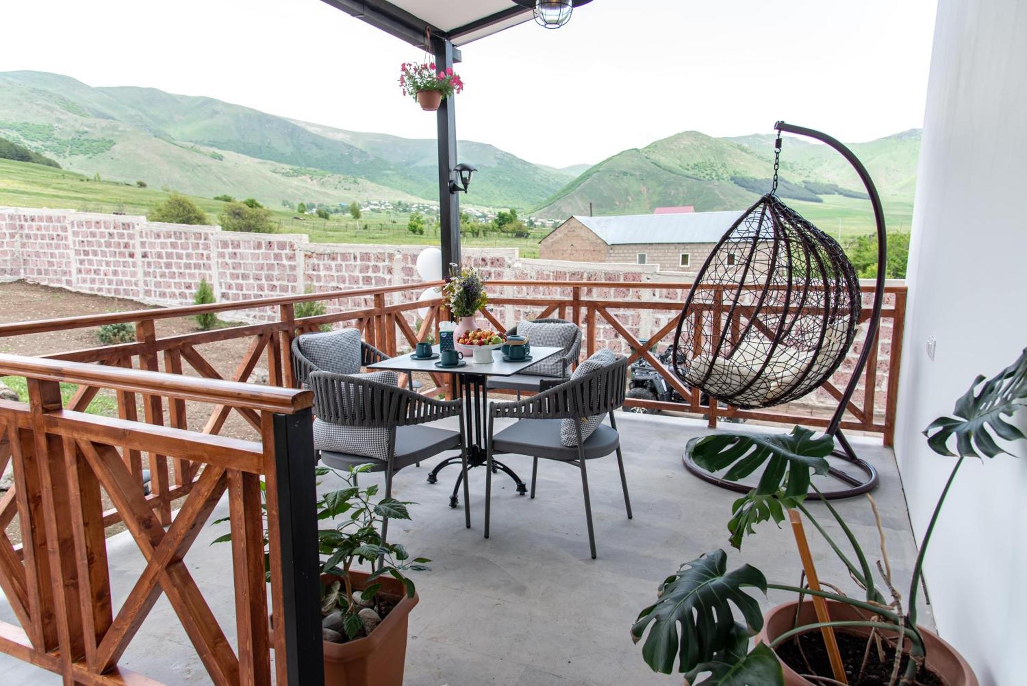 Guest House With Mountain View In Aparan Exteriör bild