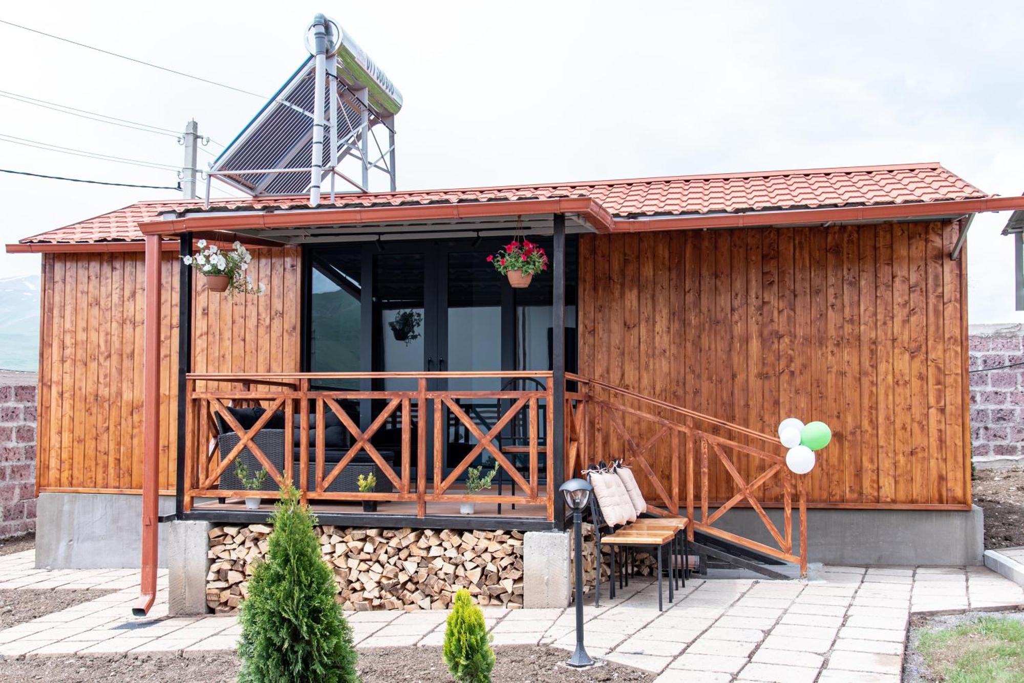 Guest House With Mountain View In Aparan Exteriör bild